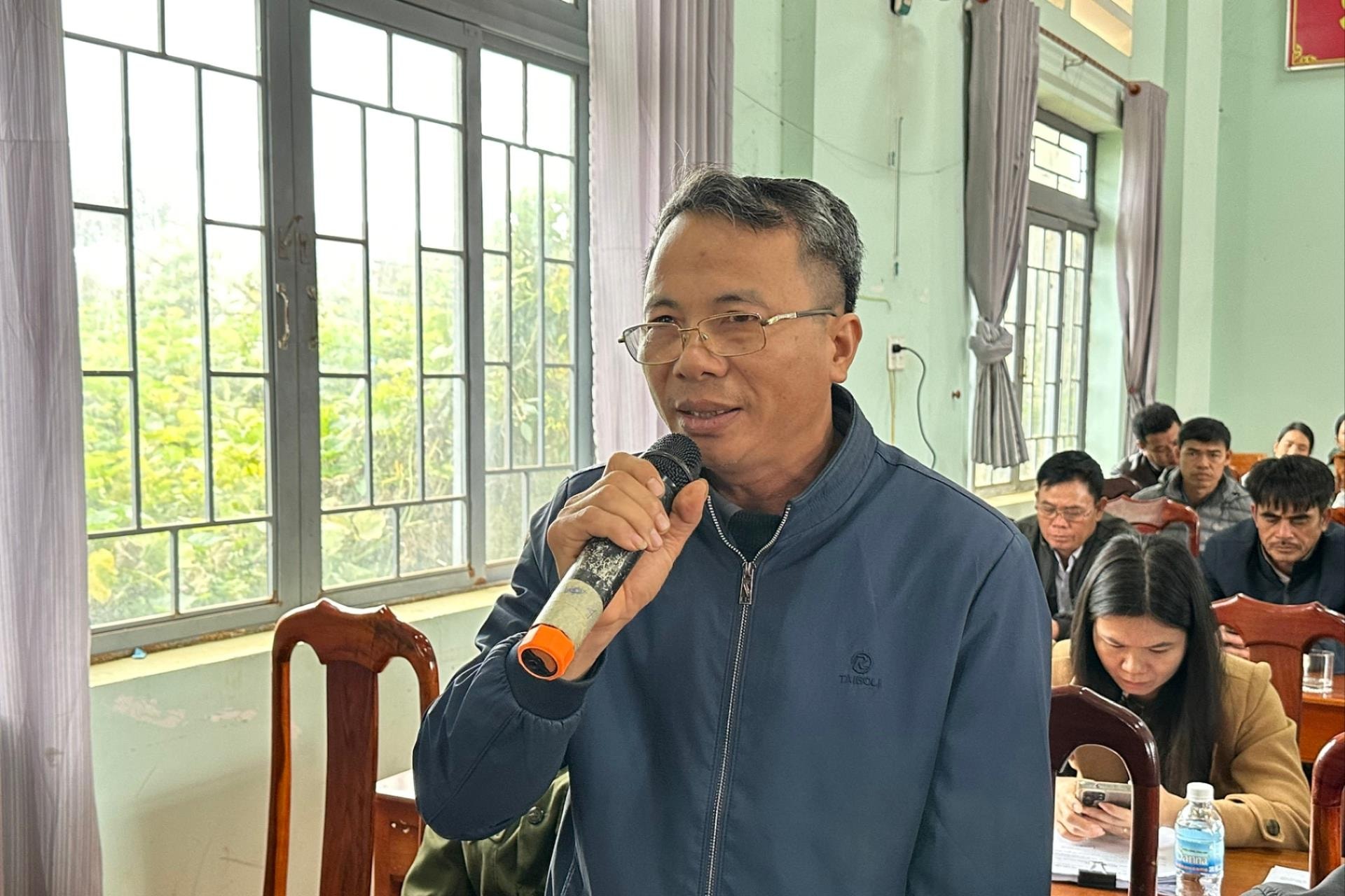 Cử tri n&ecirc;u kiến nghị li&ecirc;n quan đến dự &aacute;n điện gi&oacute; v&agrave; đường giao th&ocirc;ng tr&ecirc;n địa b&agrave;n xa