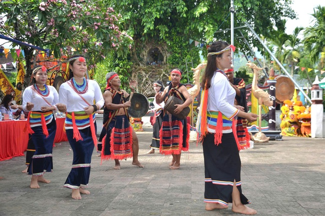 Quảng Ngãi: Bảo tồn, phát huy giá trị dân ca, dân vũ, dân nhạc của các dân tộc thiểu số gắn với phát triển du lịch - Ảnh 1. Quảng Ngãi: Bảo tồn, phát huy giá trị dân ca, dân vũ, dân nhạc của các dân tộc thiểu số gắn với phát triển du lịch - Ảnh 1.
