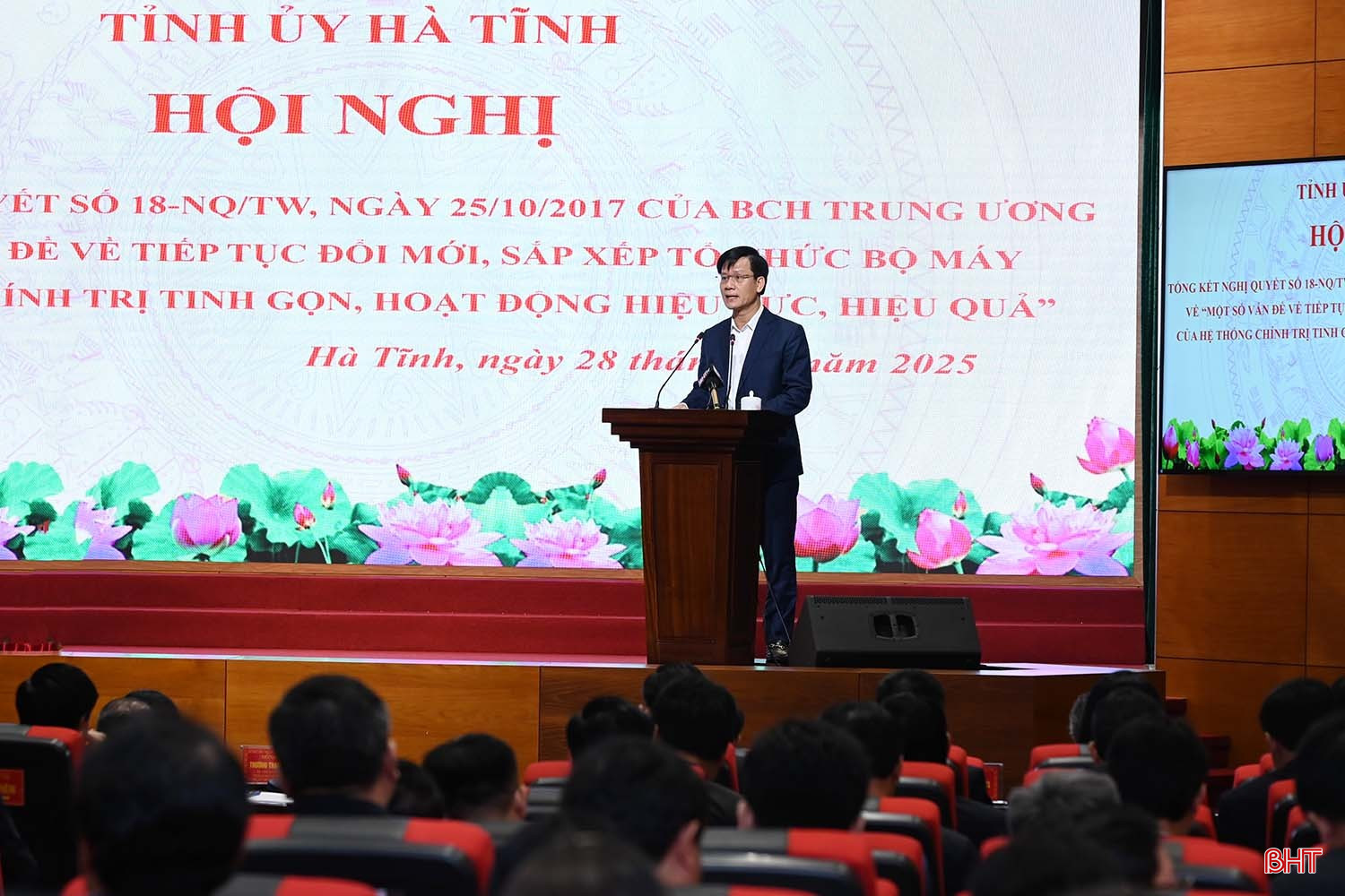 Giám đốc Sở Nội vụ Trịnh Văn Ngọc tham luận kết quả triển khai thực hiện Nghị quyết số 18-NQ/TW gắn với việc thực hiện xây dựng mô hình chính quyền địa phương 2 cấp.