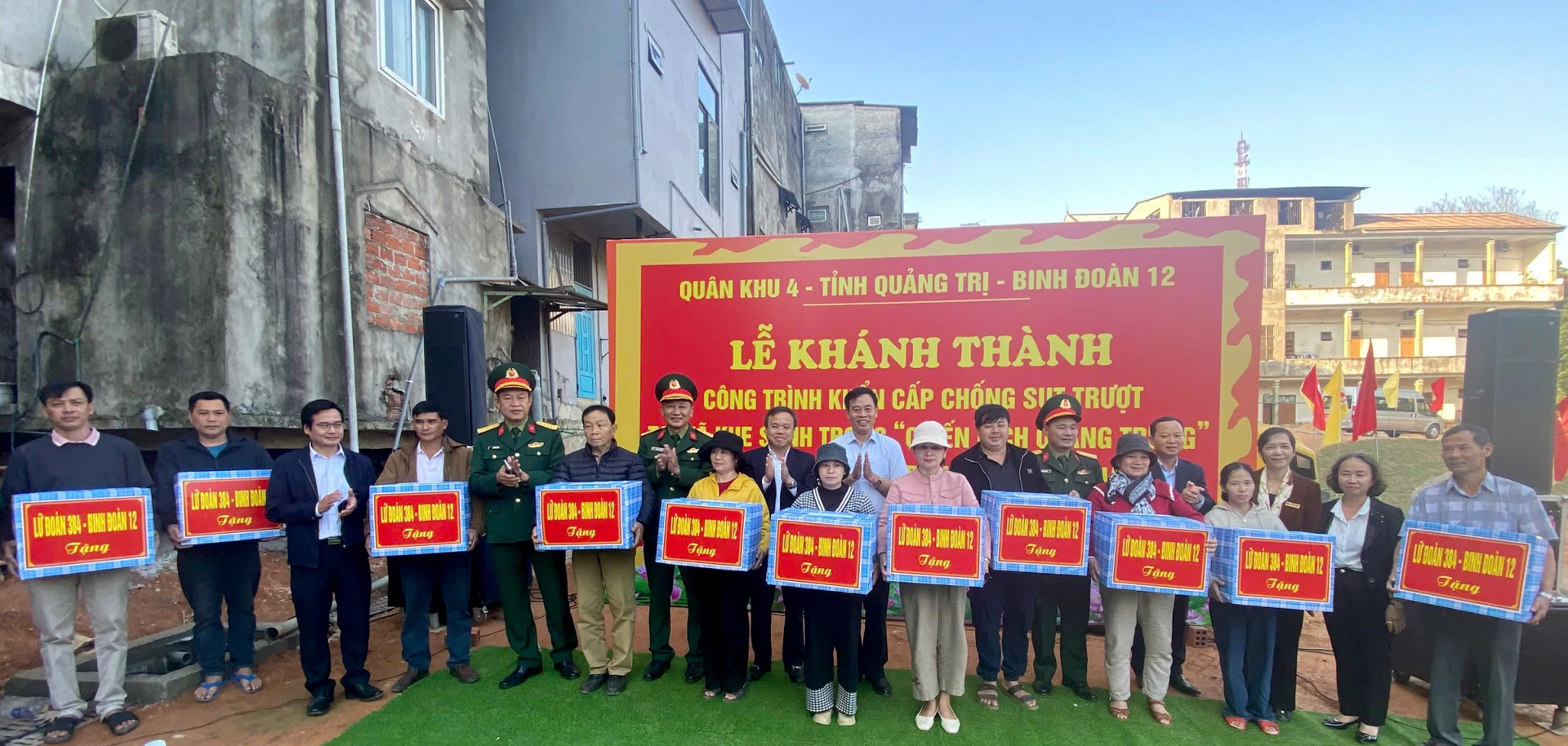 L&atilde;nh đạo tỉnh v&agrave; Lữ đo&agrave;n 384 tặng qu&agrave; cho c&aacute;c hộ d&acirc;n - Ảnh: M.T