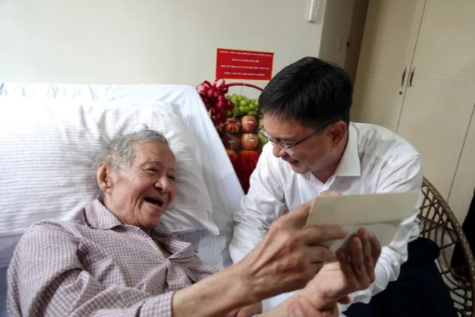 Niềm vui và nụ cười hạnh phúc của người nhạc sĩ lão thành khi đón nhận sự quan tâm thăm hỏi của lãnh đạo TPHCM. (Ảnh: SGGP)