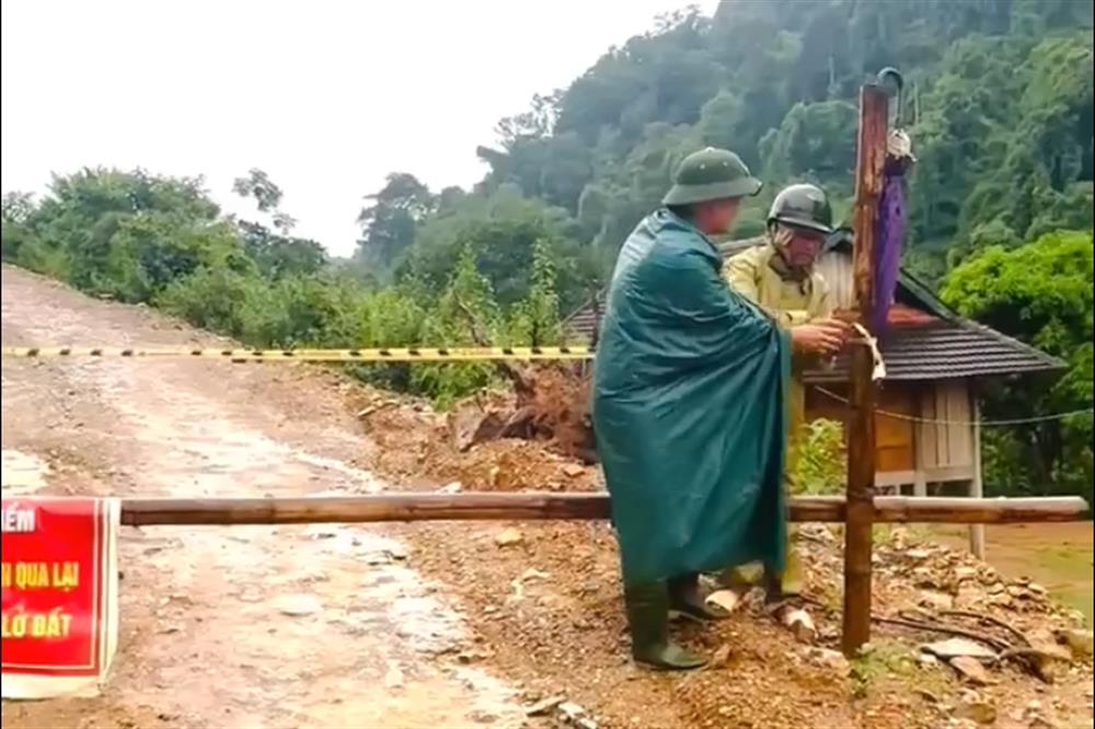 Công an xã Yên Hòa cắm biển cảnh báo và lập hàng rào cấm người và phương tiện qua lại đập tràn Xốp Cốc.