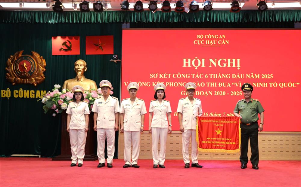 Thừa ủy quyền của các cấp lãnh đạo, Thiếu tướng Phạm Văn Sơn đã trao Cờ Đơn vị xuất sắc trong phong trào thi đua năm 2024 của Chính phủ tặng Phòng Tài chính.