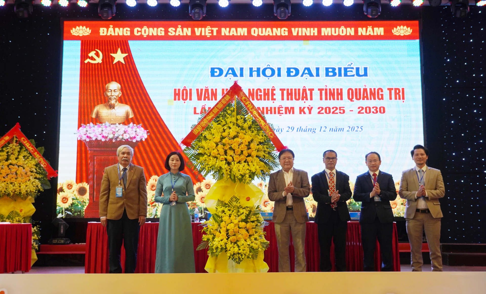 L&atilde;nh đạo Hội li&ecirc;n hiệp VHNT Việt Nam tặng hoa ch&uacute;c mừng đại hội &shy;- Ảnh: X.P    