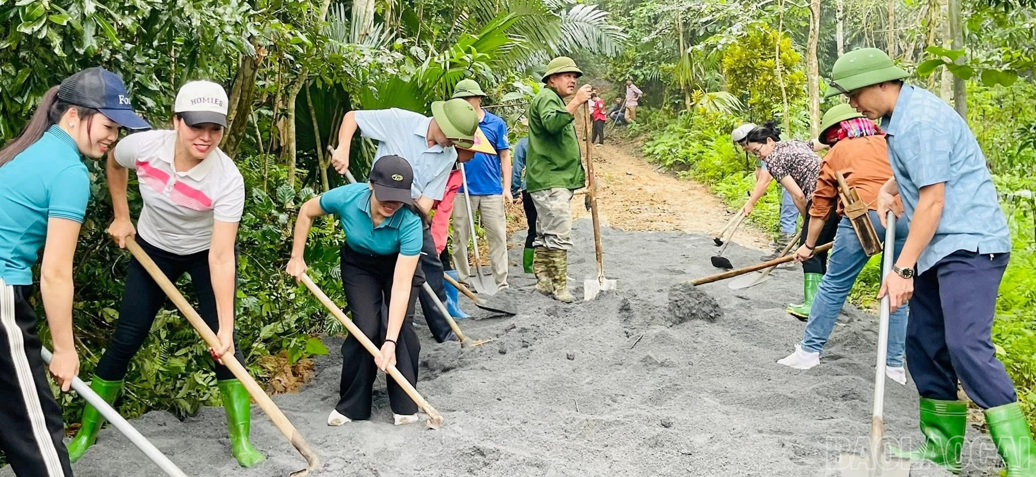 Đảng viên và Nhân dân xã Khánh Hòa ra quân làm đường giao thông nông thôn năm 2026. baolaocai-br_br-br-khanh-hoa-1-1008-6340.png