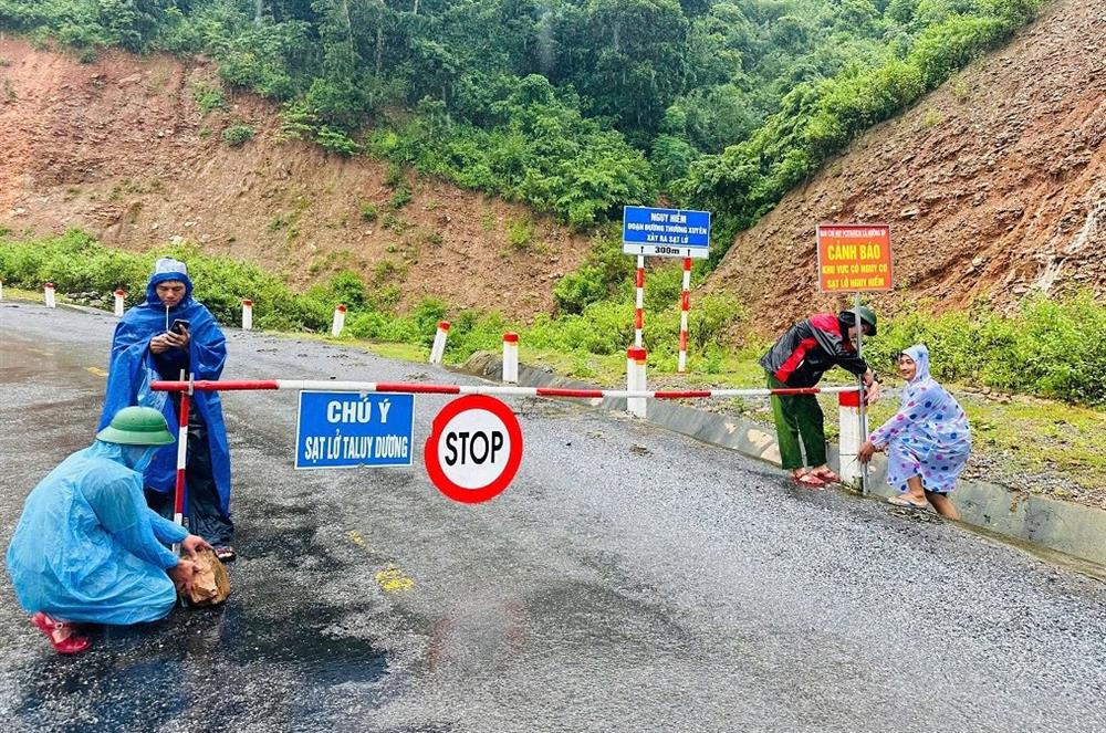Công an xã Mường Típ lập chốt, cử lực lượng canh gác đoạn qua điểm sạt lở bản Xốp Típ.