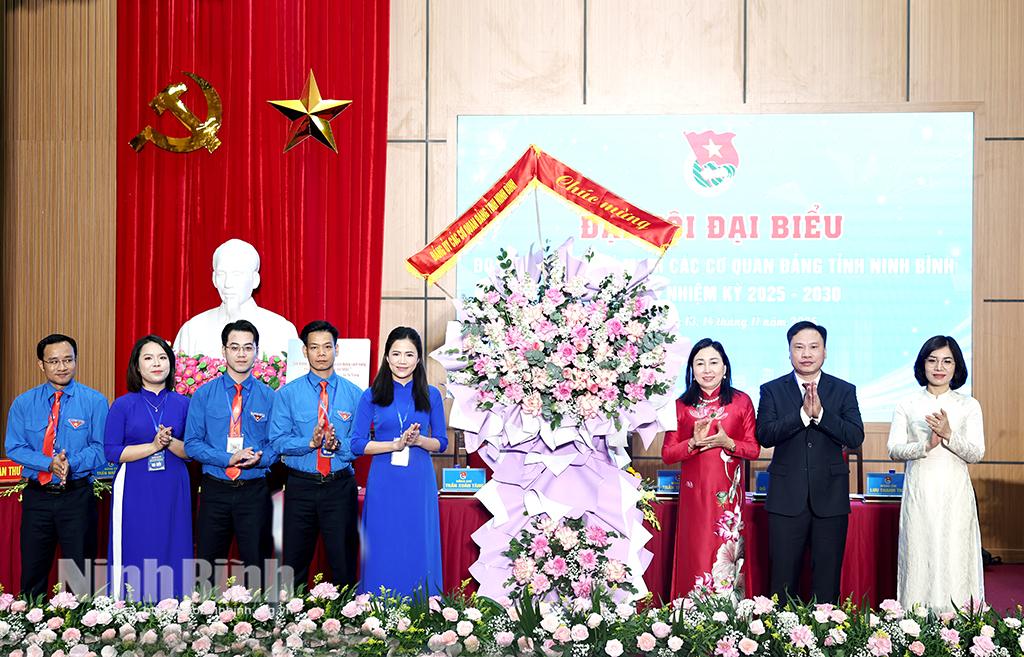 Đồng chí Đinh Thị Lụa, Phó Bí thư Thường trực Tỉnh uỷ, Bí thư Đảng uỷ các cơ quan Đảng tỉnh tặng hoa chúc mừng Đại hội.