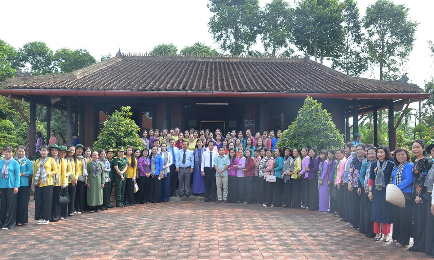 Các đại biểu viếng và chụp ảnh lưu niệm tại Nhà thờ đồng chí Nguyễn Thị Thập nhân Kỷ niệm 115 năm ngày sinh đồng chí Nguyễn Thị Thập năm 2023. Ảnh: Văn Thảo