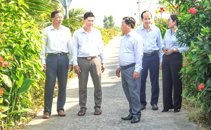 Lãnh đạo Đảng ủy xã An Qui tham quan tuyến đường hoa tại ấp An Ninh.