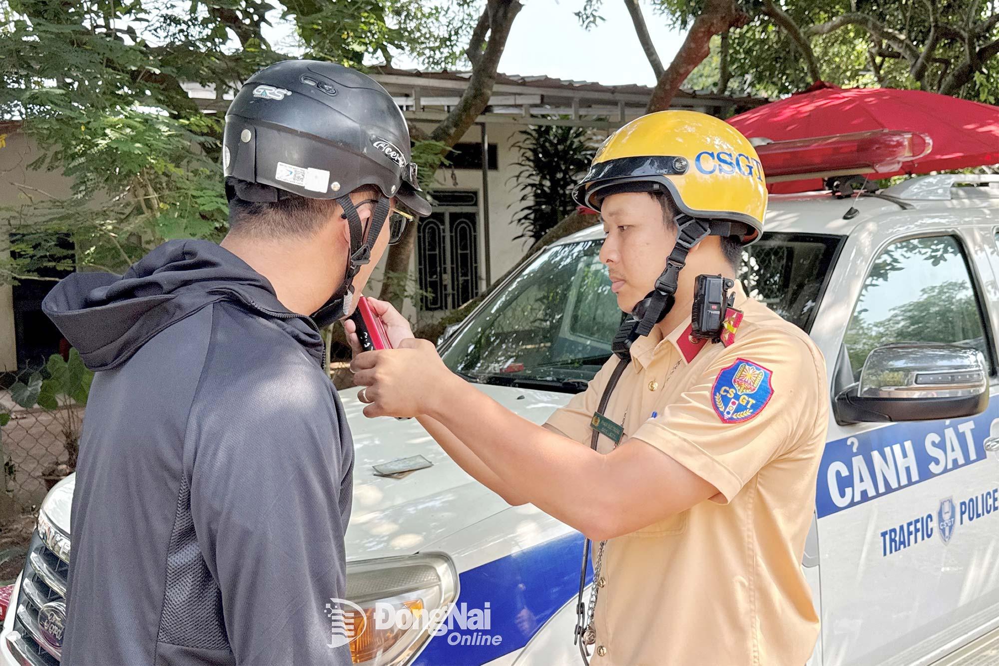 C&aacute;n bộ cảnh s&aacute;t giao th&ocirc;ng kiểm tra nồng độ cồn đối với người tham gia giao th&ocirc;ng tr&ecirc;n quốc lộ 20 (đoạn thuộc x&atilde; Gia Kiệm, tỉnh Đồng Nai). Ảnh: Đăng T&ugrave;ng