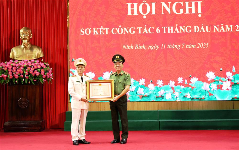 Thừa ủy quyền của Chủ tịch nước, Thứ trưởng Trần Quốc Tỏ trao Huân chương bảo vệ Tổ quốc hạng Ba tặng Đại tá Kiều Hữu Tuyển, Phó Giám đốc Công an tỉnh.