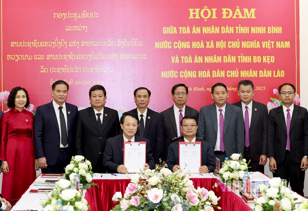 TAND tỉnh Ninh Bình và TAND tỉnh Bo Kẹo ký kết biên bản hội đàm và chương trình hợp tác giữa TAND hai tỉnh trong thời gian tới.