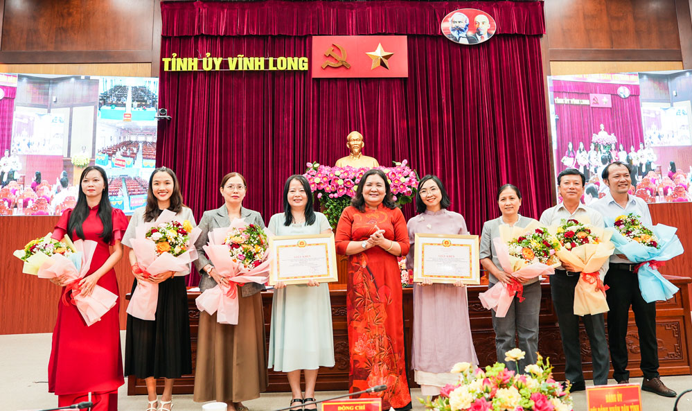 Đồng ch&iacute; Hồ Thị Ho&agrave;ng Yến- Ph&oacute; B&iacute; thư Thường trực Tỉnh ủy trao giải Nhất cho c&aacute;c nh&oacute;m t&aacute;c giả.