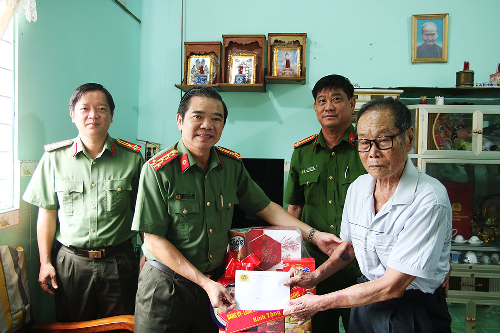 Đại tá Lê Văn Quý, Phó Giám đốc Công an tỉnh thăm và tặng quà các đồng chí thương binh nguyên lãnh đạo cấp phòng, huyện Công an tỉnh.