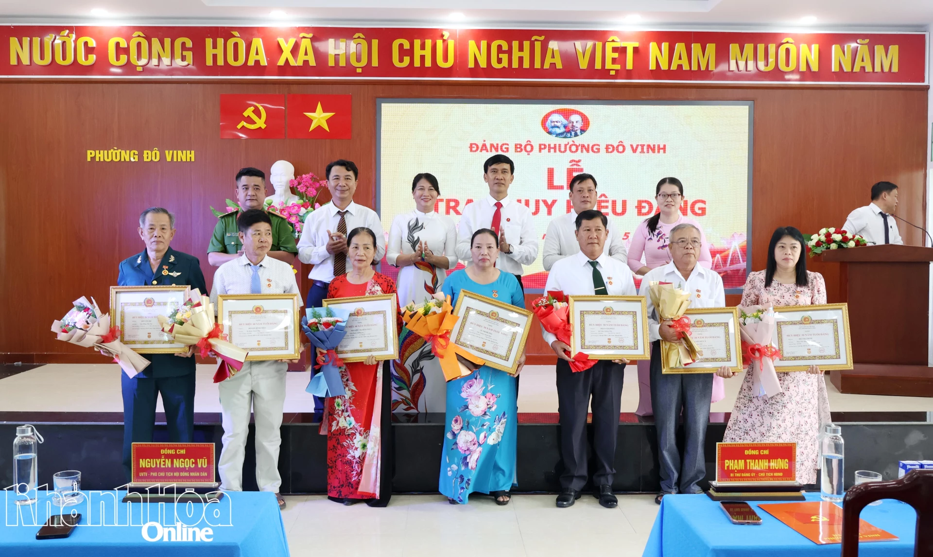 Lãnh đạo Đảng ủy phường Đô Vinh trao Huy hiệu Đảng và tặng hoa chúc mừng các đảng viên.