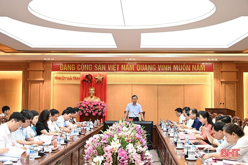 Đồng chí Hà Văn Hùng - Trưởng ban Tuyên giáo và Dân vận Tỉnh ủy chủ trì hội nghị duyệt đại hội xã Sơn Tây.