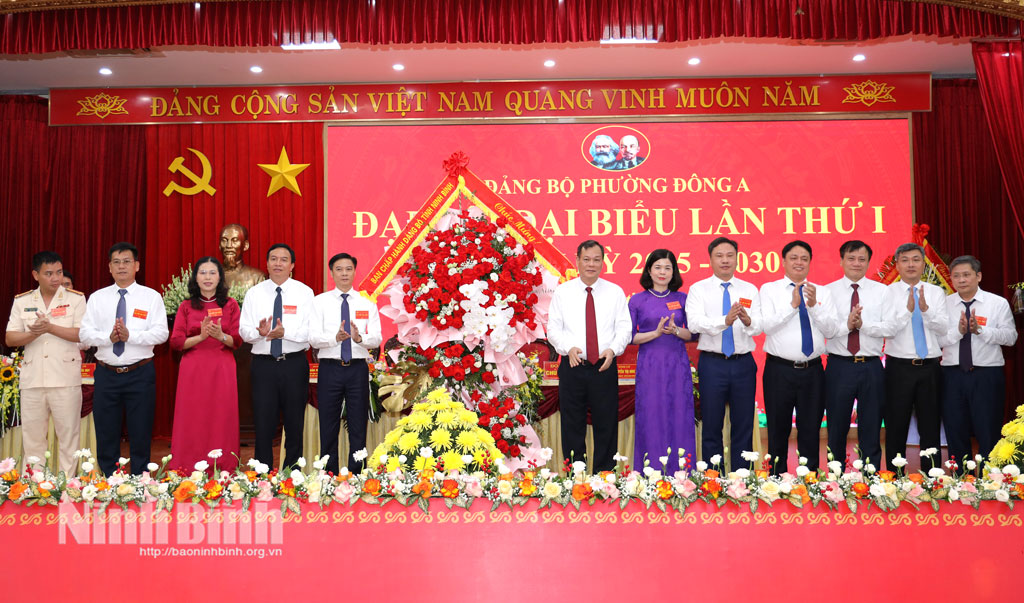 Đồng chí Lê Quốc Chỉnh, Phó Bí thư Tỉnh ủy, Chủ tịch HĐND tỉnh tặng hoa chúc mừng Đại hội.