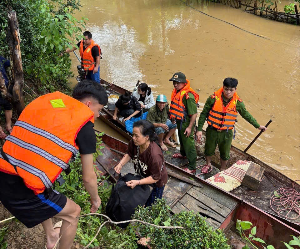 Công an xã Lượng Minh hỗ trợ di chuyển người và tài sản đến vùng an toàn