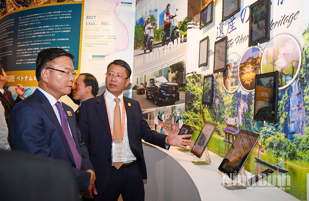 Các đồng chí: Phó Thủ tướng Chính phủ Lê Thành Long; Phó Chủ tịch Thường trực UBND tỉnh Ninh Bình Trần Song Tùng tham quan nhà triển lãm Việt Nam.