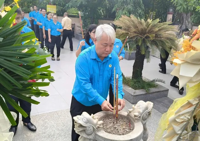 Phó Chủ tịch Thường trực LĐLĐ TPHCM Võ Khắc Thái dâng hương tưởng nhớ Chủ tịch Tôn Đức Thắng