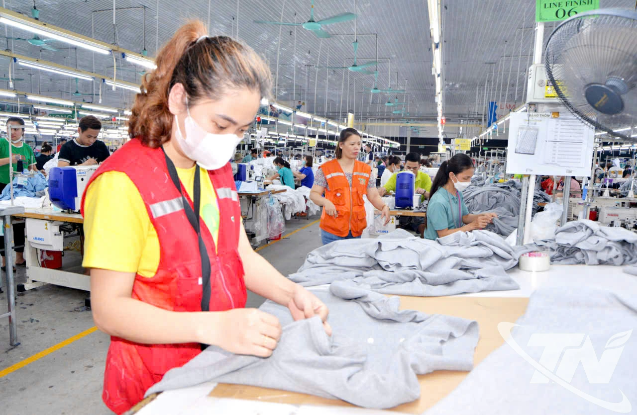 Công ty CP Đầu tư và Phát triển TDT đẩy mạnh phong trào phát huy sáng kiến, cải tiến kỹ thuật nhằm nâng cao hiệu quả sản xuất hàng may mặc xuất khẩu.