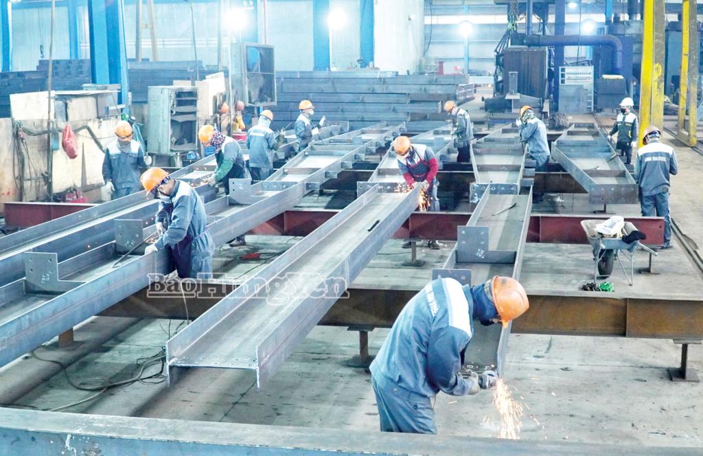 C&ocirc;ng nh&acirc;n C&ocirc;ng ty Cổ phần Đầu tư ph&aacute;t triển Long Th&aacute;i (x&atilde; Đ&ocirc;ng Hưng) thi đua đẩy nhanh tiến độ ho&agrave;n th&agrave;nh cấu kiện nh&agrave; th&eacute;p tiền chế.