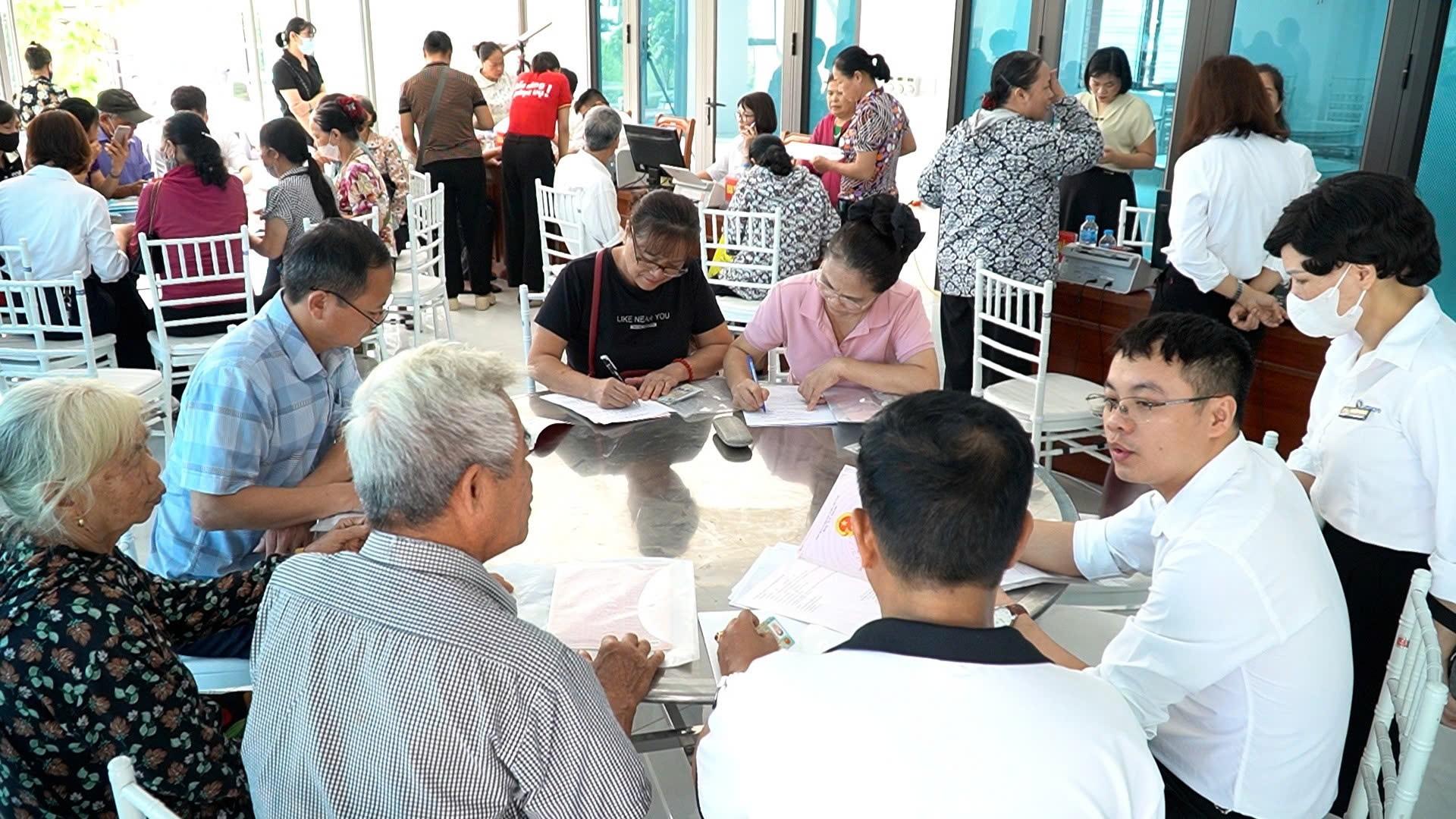 Người dân đăng ký thực hiện các thủ tục hành chính về đất đai.