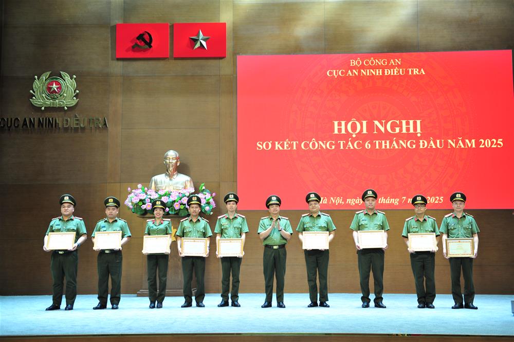 Thừa ủy quyền, Thiếu tướng Hoàng Văn Hà trao Bằng khen của Bộ trưởng Bộ Công an tặng các cá nhân có thành tích xuất sắc. 