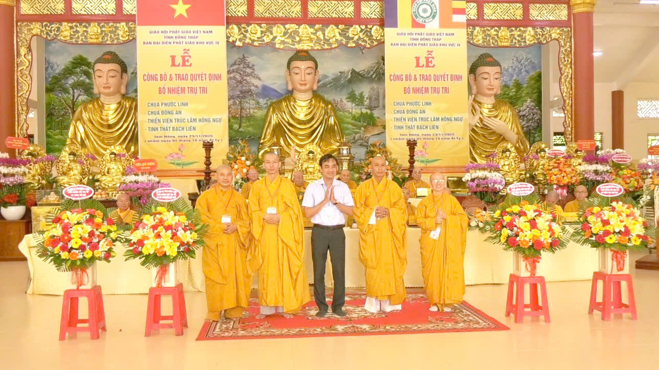 Ông Lý Văn Giàu, Tỉnh uỷ viên, Bí thư Đảng uỷ xã Tam Nông tặng hoa chúc mừng Ban đại diện Phật giáo khu vực IV vừa được bổ nhiệm trụ trì 4 cơ sở tự viện trực thuộc.