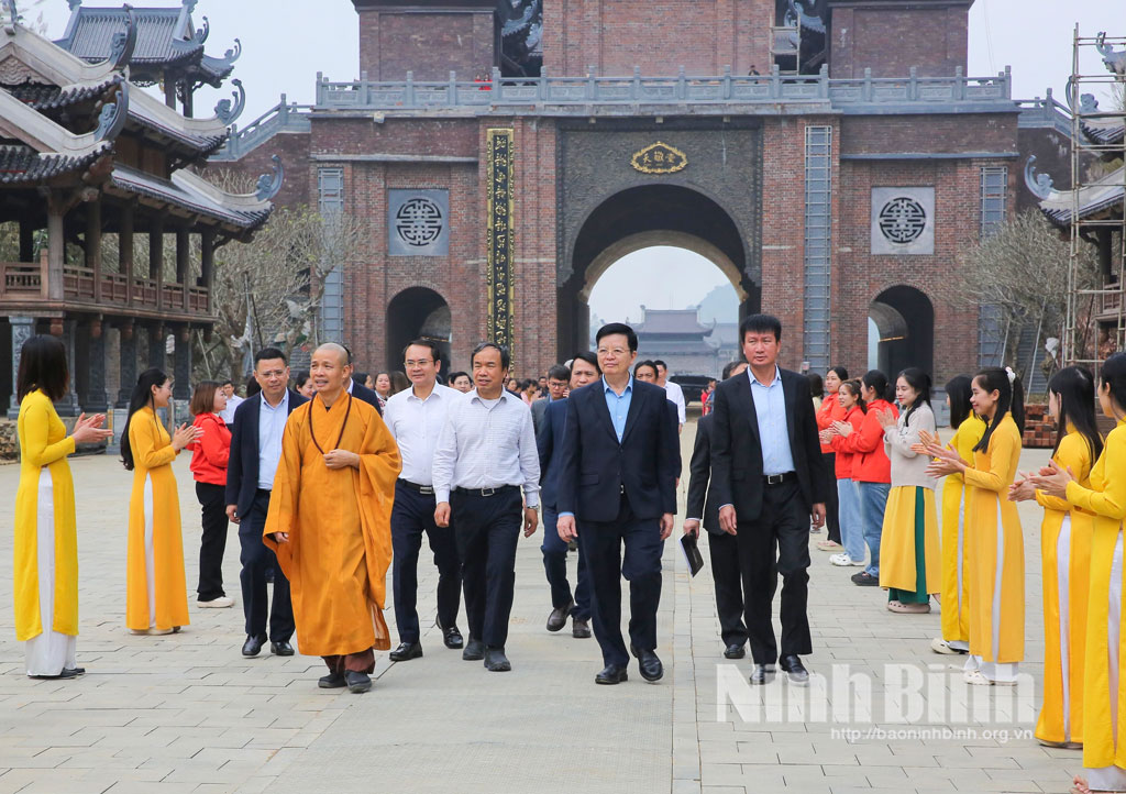 Đồng ch&iacute; Ph&oacute; Thủ tướng Ch&iacute;nh phủ Mai Văn Ch&iacute;nh v&agrave; Đo&agrave;n c&ocirc;ng t&aacute;c kiểm tra tại Đ&agrave;n K&iacute;nh Thi&ecirc;n.