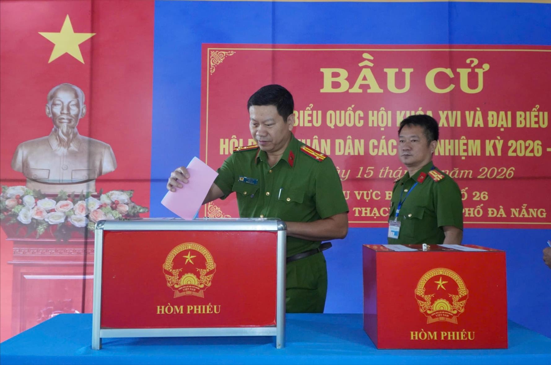 Cán bộ, chiến sĩ Trại tạm giam số 2, Công an thành phố Đà Nẵng tham gia bỏ phiếu. Ảnh: TD