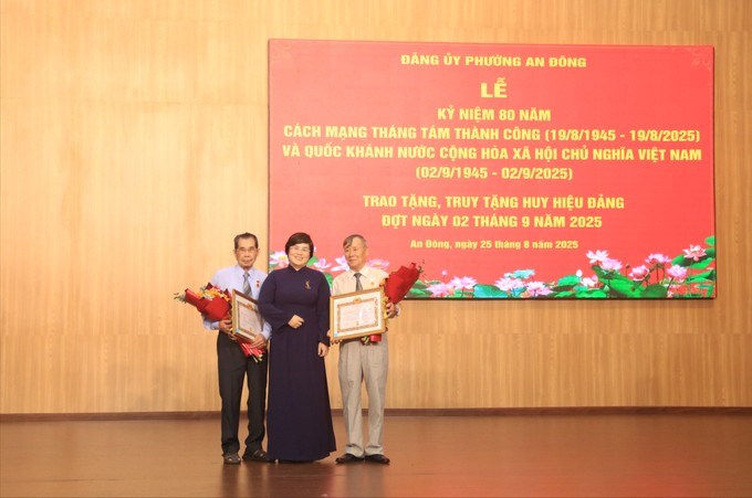 Bí thư Đảng ủy phường An Đông Trương Minh Kiều trao Huy hiệu 65 năm, 60 năm tuổi Đảng cho các đảng viên