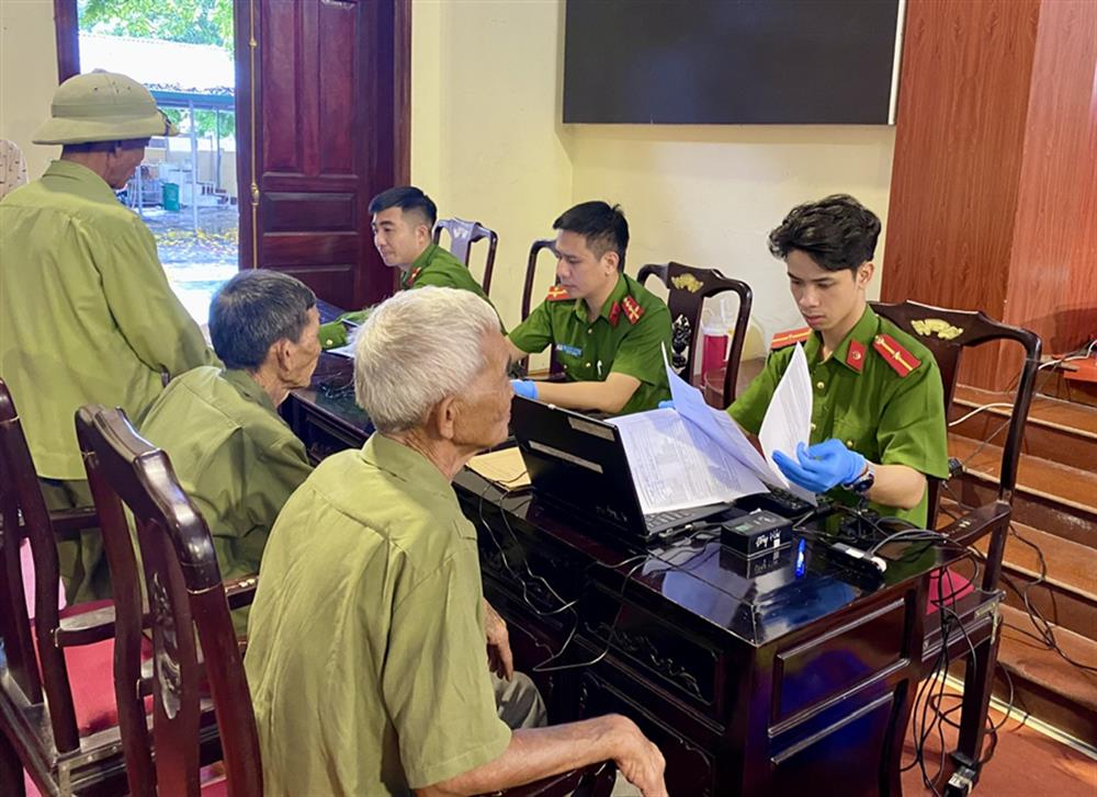 Kiểm tra, đối chiếu, thu nhận thông tin trên Cơ sở dữ liệu thông tin thân nhân liệt sĩ - Bước quan trọng trong quy trình thu nhận sinh phẩm ADN.