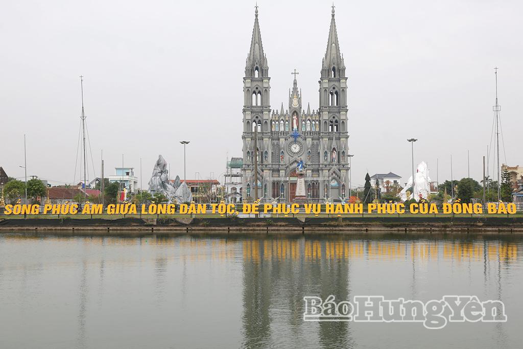 Giáo xứ Trung Đồng, xã Hưng Phú trang hoàng chào đón lễ Giáng sinh. Ảnh: Trịnh Cường