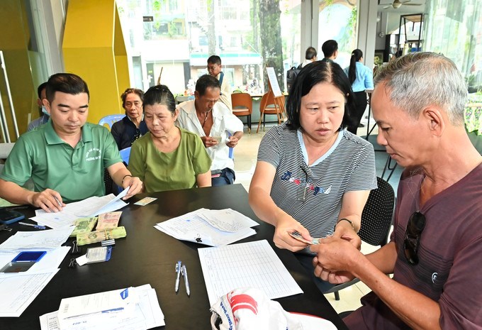 Cán bộ trao món quà ý nghĩa đến tận tay người dân. (Ảnh: SGGP)