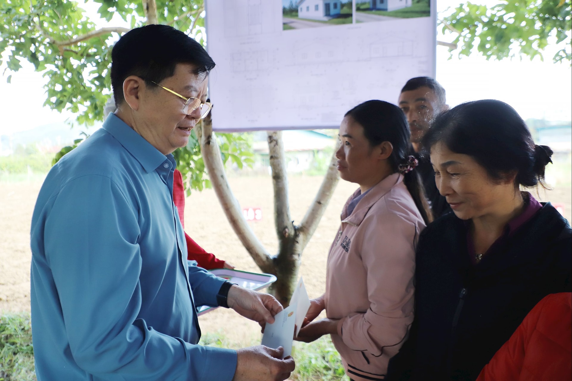 Phó Thủ tướng Chính phủ Mai Văn Chính tặng quà tới các hộ dân bị thiệt hại do thiên tai