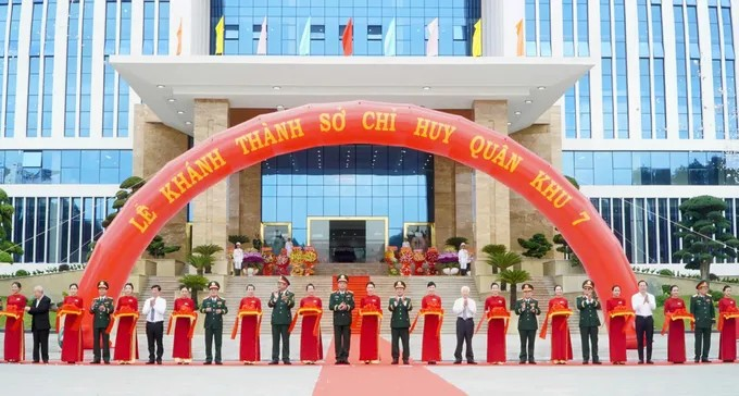 Đại biểu cắt băng khánh thành Sở Chỉ huy