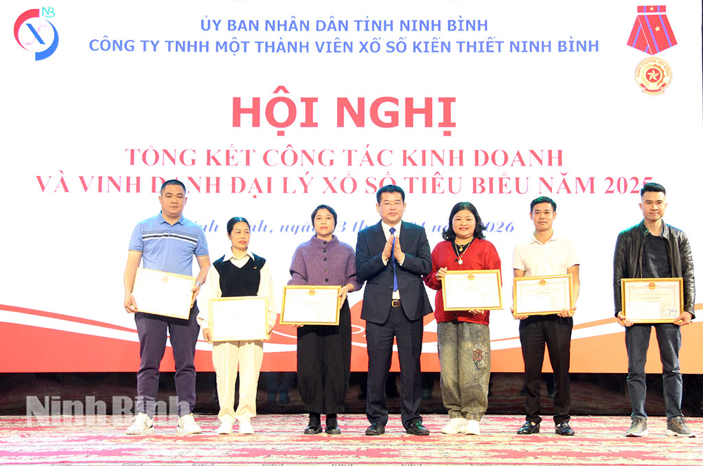 L&atilde;nh đạo C&ocirc;ng ty TNHH Một th&agrave;nh vi&ecirc;n Xổ số kiến thiết Ninh B&igrave;nh trao thưởng cho c&aacute;c đại l&yacute; xếp loại I.