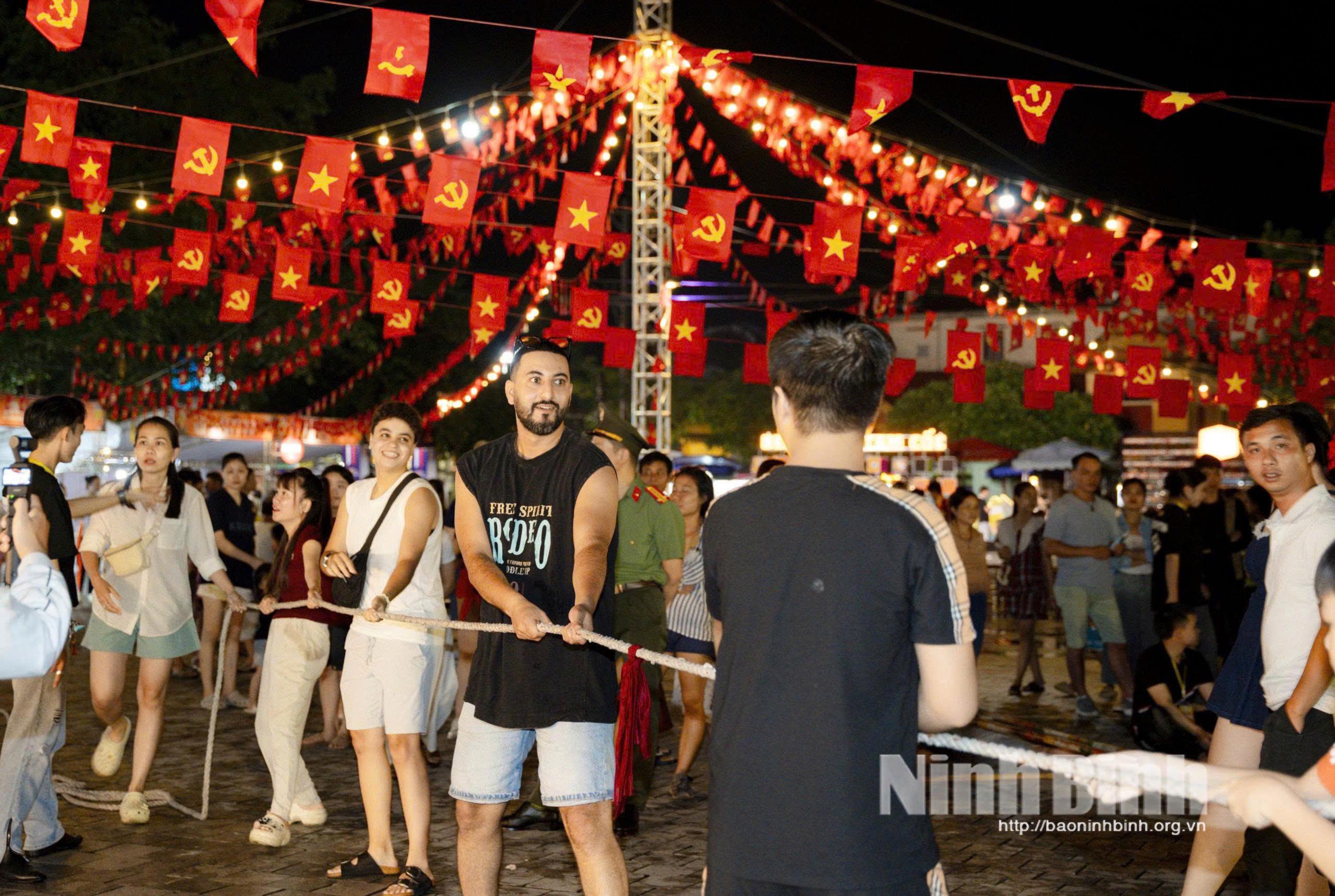 Khu du lịch Tam Cốc - B&iacute;ch Động thường xuy&ecirc;n tổ chức c&aacute;c hoạt động về đ&ecirc;m nhằm k&eacute;o d&agrave;i thời gian lưu tr&uacute;, gia tăng trải nghiệm cho du kh&aacute;ch.