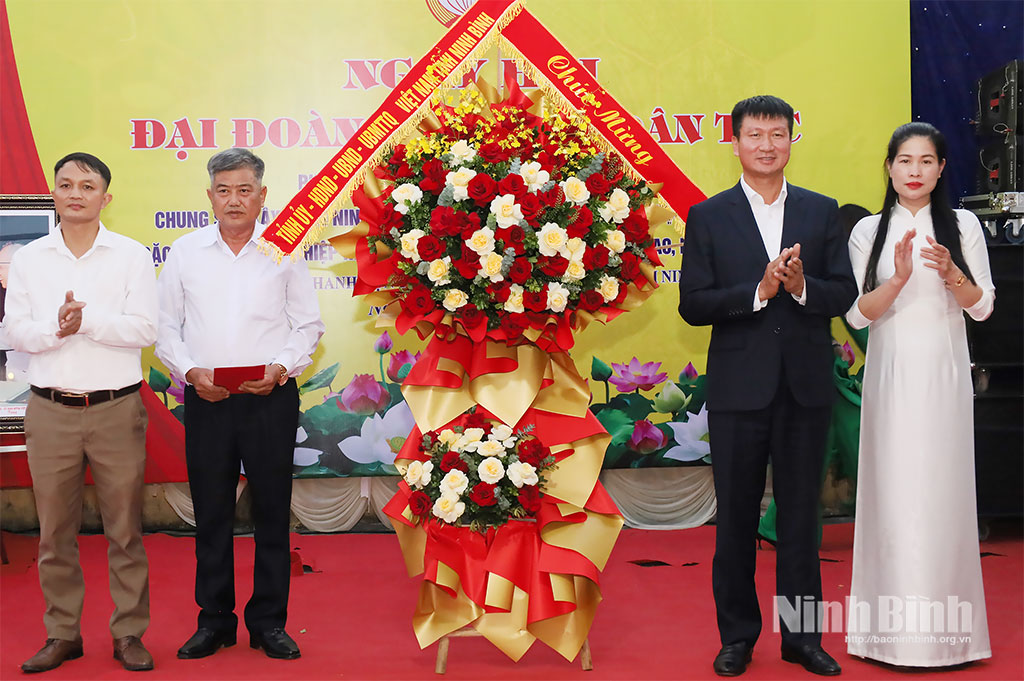 Đồng chí Trần Huy Tuấn, Phó Bí thư Tỉnh ủy, Chủ tịch UBND tỉnh tặng hoa chúc mừng Ngày hội Đại đoàn kết toàn dân tộc tại Tổ dân phố Thanh Nộn 2, phường Lý Thường Kiệt.