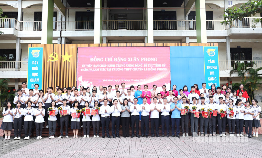 Đồng chí Đặng Xuân Phong, Ủy viên Trung ương Đảng, Bí thư Tỉnh ủy, Trưởng Đoàn đại biểu Quốc hội tỉnh Ninh Bình cùng các đại biểu chụp ảnh lưu niệm với thầy và trò trường THPT chuyên Lê Hồng Phong.