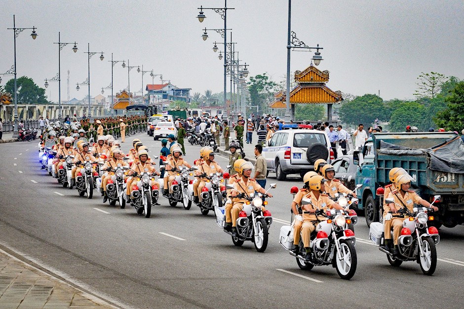 Lực lượng Cảnh sát giao thông ra quân bảo vệ trật tự an toàn giao thông đường phố. (Ảnh: TTXVN)