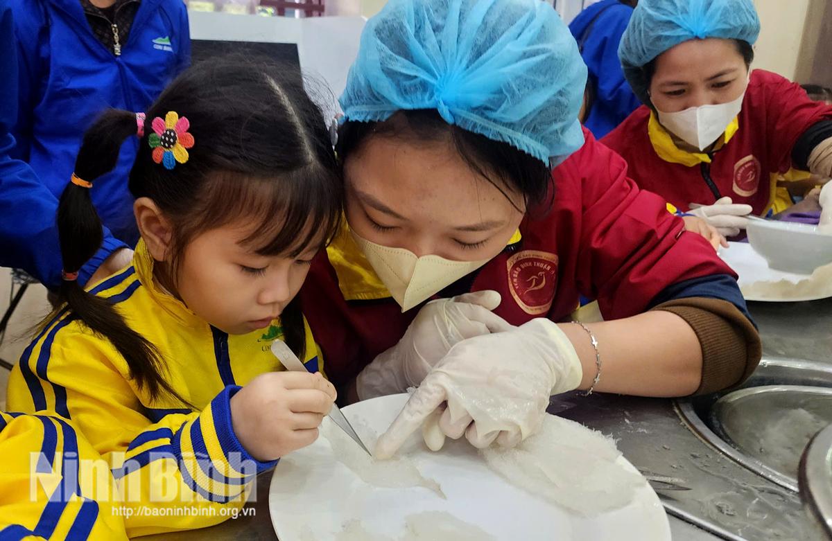 Các em học sinh có cơ hội tìm hiểu và trải nghiệm sơ chế yến sào tại cơ sở của anh Đinh Văn Thuận (xóm Nam Châu, xã Hải Quang, tỉnh Ninh Bình)