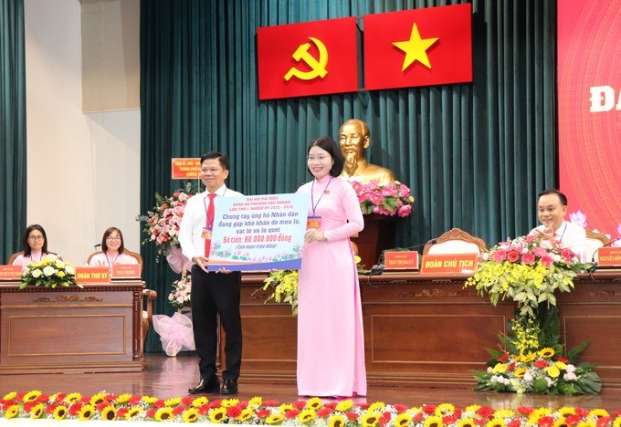 Trao biểu trưng số tiền 80 triệu đồng ủng hộ nhân dân gặp khó khăn do mưa lũ (Ảnh SGGP)