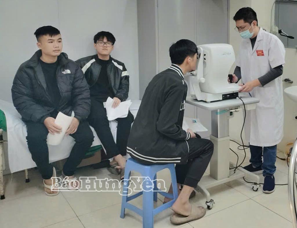 C&ocirc;ng d&acirc;n x&atilde; Nguyễn Văn Linh tham gia kh&aacute;m tuyển sức khỏe nghĩa vụ qu&acirc;n sự.