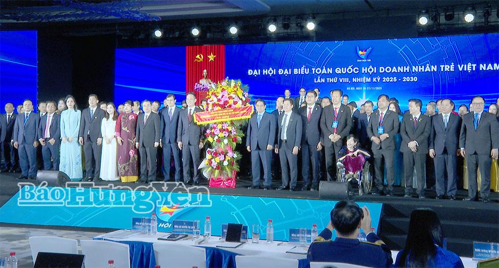 Thủ tướng Chính phủ Phạm Minh Chính tặng hoa chúc mừng Ban Chấp hành Hội Doanh nhân trẻ Việt Nam nhiệm kỳ 2025 - 2030.