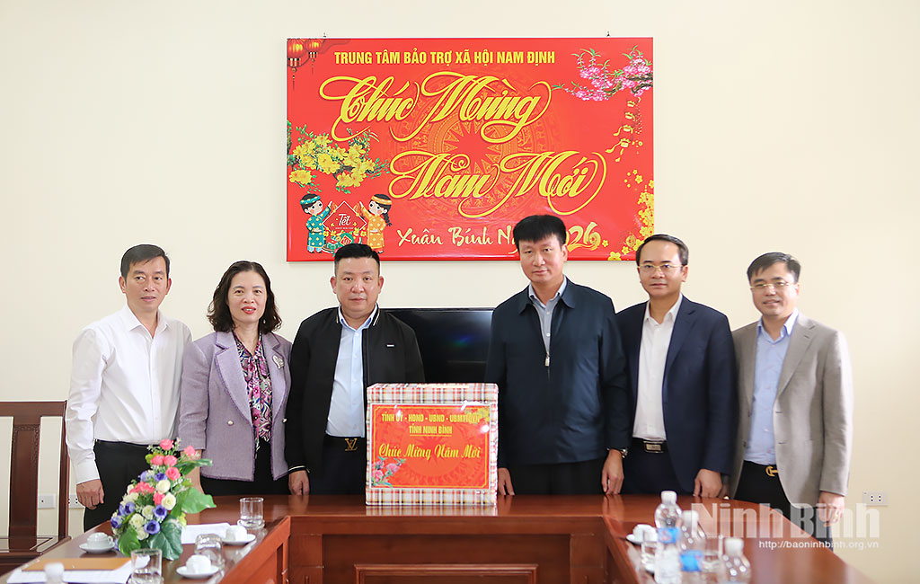 Đồng ch&iacute; Trần Huy Tuấn, Ủy vi&ecirc;n Trung ương Đảng, Ph&oacute; B&iacute; thư Tỉnh ủy, Chủ tịch UBND tỉnh tặng qu&agrave;, ch&uacute;c Tết c&aacute;n bộ, người lao động Trung t&acirc;m Bảo trợ x&atilde; hội Nam Định (x&atilde; Xu&acirc;n Trường).