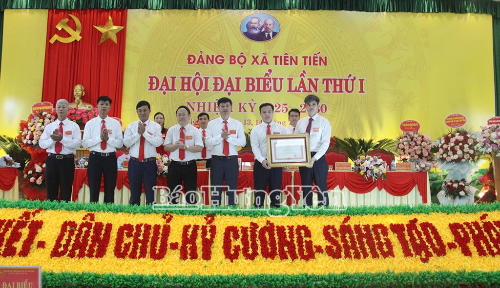 Thừa ủy quyền của Thủ tướng Chính phủ, đồng chí Trưởng Ban Tuyên giáo và Dân vận Tỉnh ủy Nguyễn Văn Chiến  trao Bằng khen của Thủ tướng Chính phủ tặng Nhân dân và cán bộ xã Tiên Tiến (cũ) đã có thành tích tiêu biểu xuất sắc trong phong trào thi đua “Cả nước chung sức xây dựng nông thôn mới” giai đoạn 2021-2025