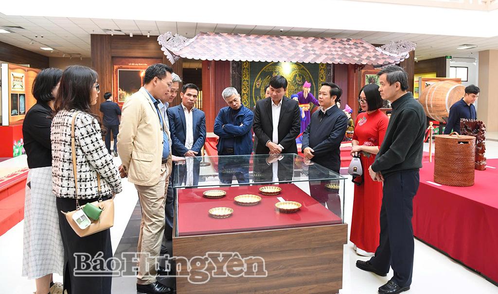 Đoàn khảo sát tại Bảo tàng tỉnh.