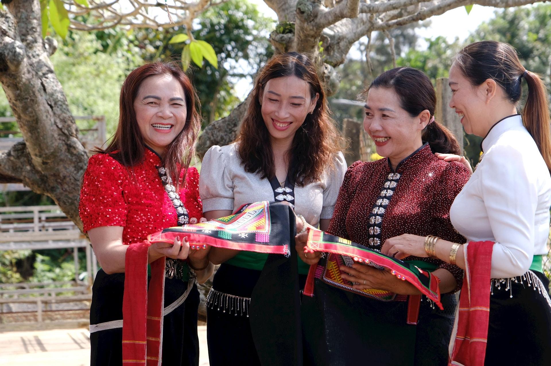 Bà Quang Thị Phương Lan (ngoài cùng bên trái) tự hào về truyền thống của dân tộc Thái vẫn được gìn giữ